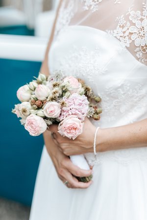 Braut mit Blumen